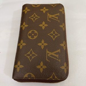 Authentic Louis Vuitton Zippy Wallet